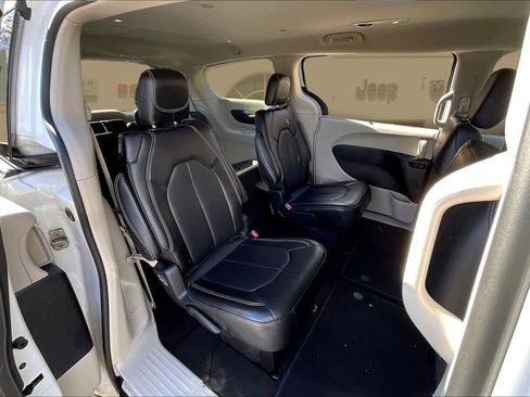 Certified 2024 Chrysler Pacifica Touring-L image 23