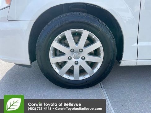 Used 2013 Chrysler Town & Country Touring image 26