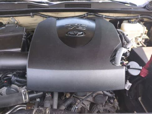 Used 2017 Toyota Tacoma TRD Off-Road w/ Tow Package (A/T) image 15