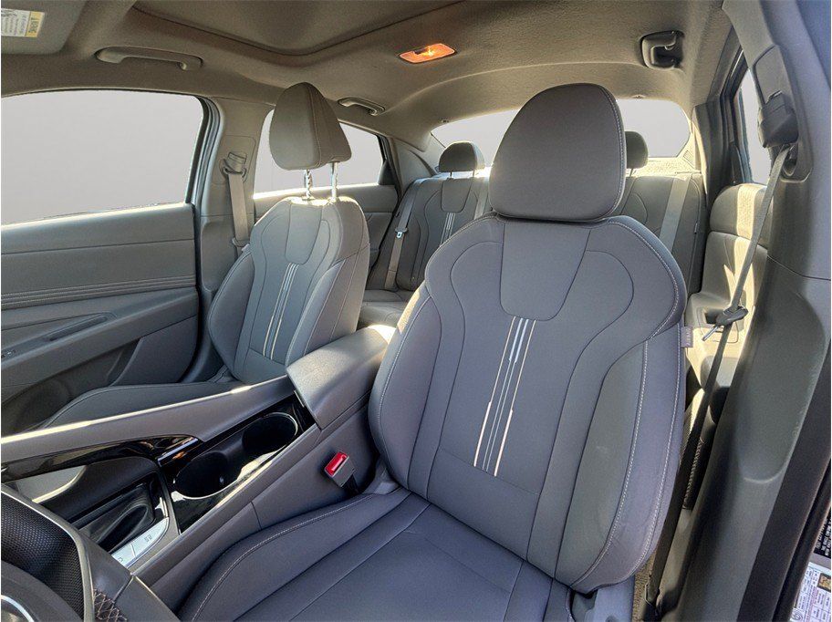 Used 2025 Hyundai Elantra SEL FWD image 17
