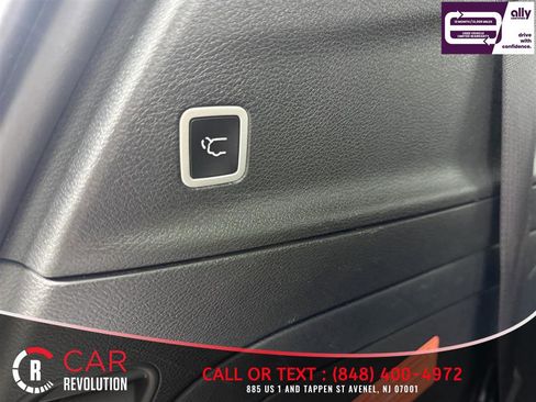 Used 2024 Chrysler Pacifica Limited image 9