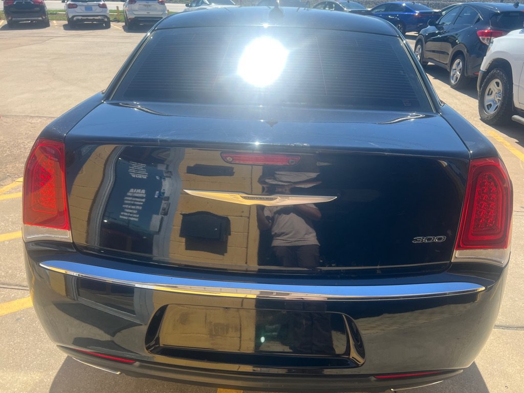 Used 2018 Chrysler 300 Touring RWD image 5