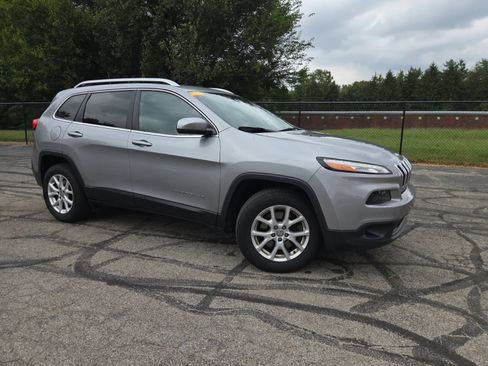 Used 2017 Jeep Cherokee Latitude w/ Safety/Convenience Group AWD/4WD image 2