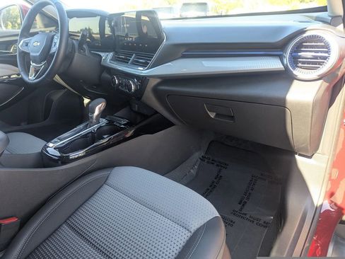 Used 2025 Chevrolet Trax LT w/ LT Convenience Package image 9