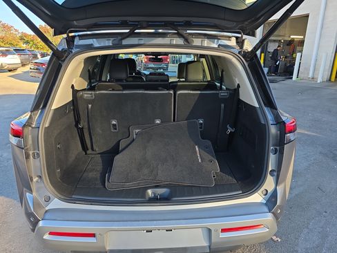 Used 2022 Nissan Pathfinder SL w/ SL Black Package image 14