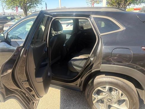 Used 2025 Chevrolet Trax LT FWD image 9