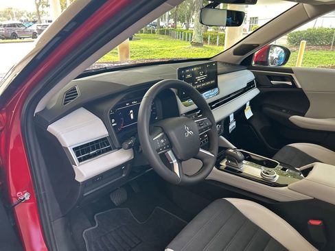 New 2025 Mitsubishi Outlander SE image 6