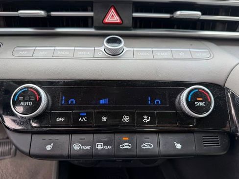 Used 2025 Hyundai Elantra SEL image 18