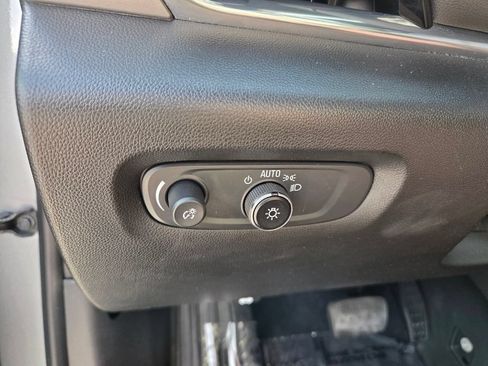Used 2023 Chevrolet Traverse LT FWD image 25