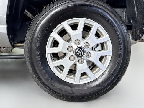 Certified 2025 Toyota Tacoma SR5 AWD/4WD image 30