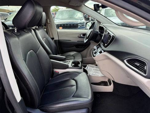 Certified 2023 Chrysler Pacifica Touring-L FWD image 37