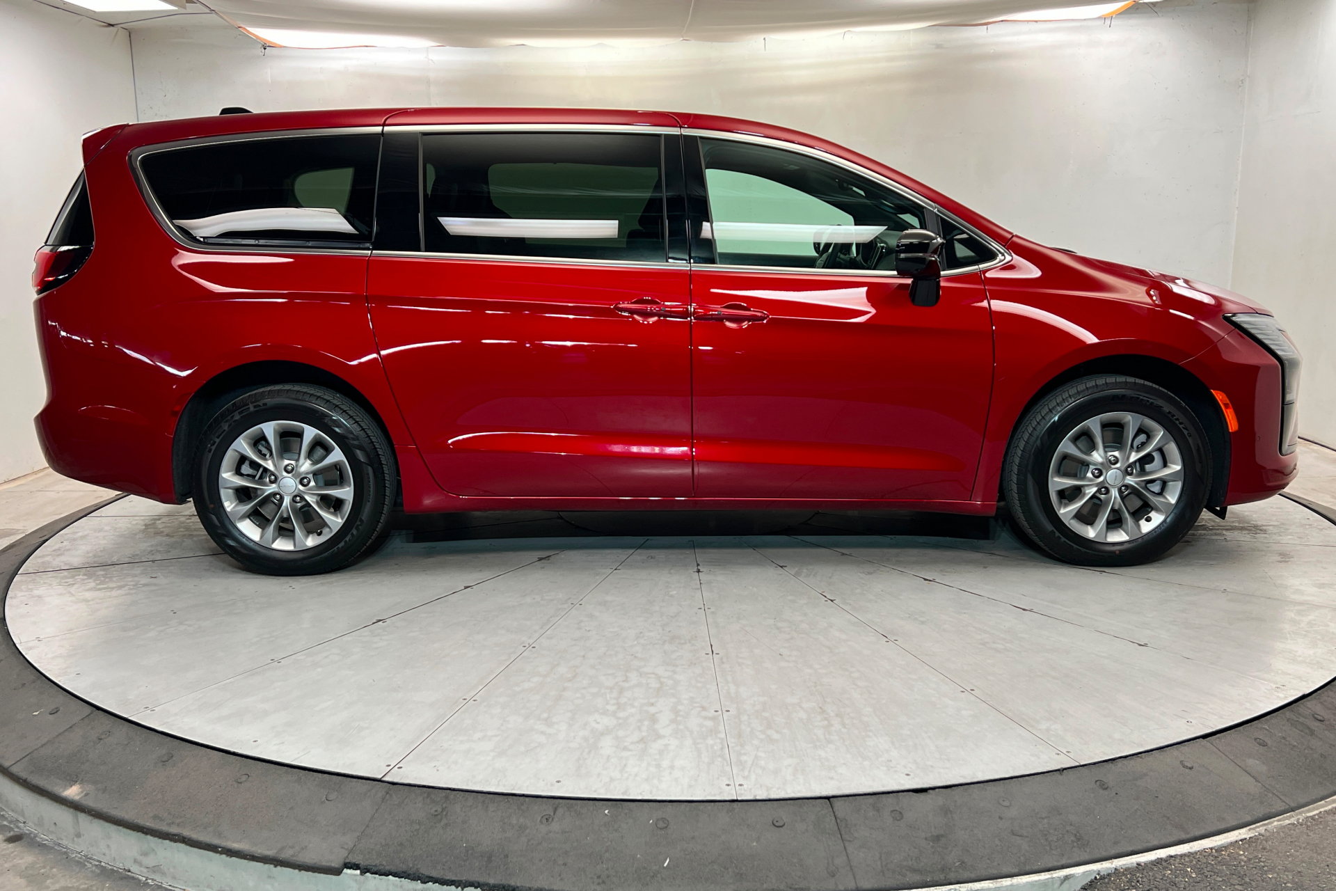 Used 2027 Chrysler Pacifica Select AWD/4WD image 6