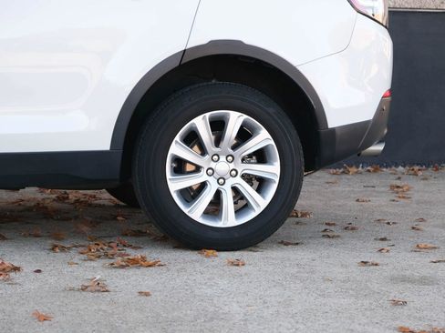 Used 2019 Land Rover Discovery Sport SE image 10