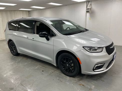 Used 2024 Chrysler Pacifica Touring-L image 8