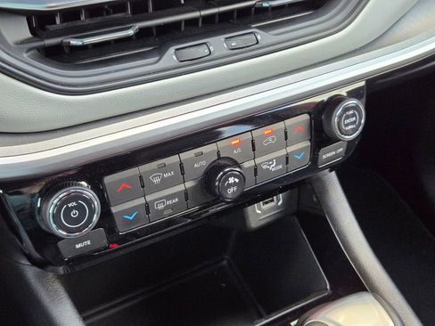 Used 2025 Jeep Compass Limited AWD/4WD image 17