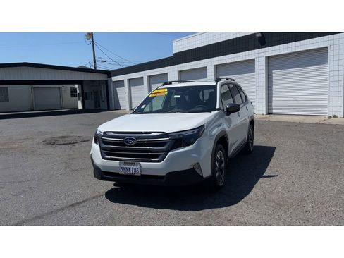 Used 2025 Subaru Forester Premium image 6