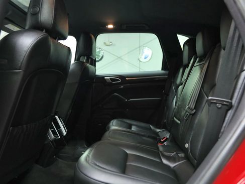Used 2018 Porsche Cayenne S image 31