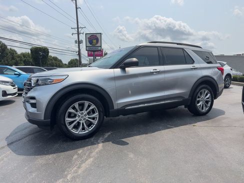Used 2021 Ford Explorer XLT w/ Equipment Group 202A AWD/4WD image 4
