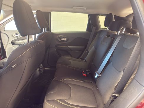 Used 2016 Jeep Cherokee Latitude w/ Cold Weather Group AWD/4WD image 28
