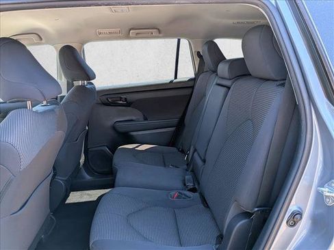 Used 2021 Toyota Highlander LE FWD image 17