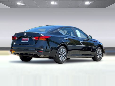 Used 2025 Nissan Altima 2.5 SV FWD image 9