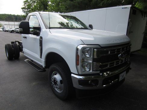 New 2025 Ford F350 XL w/ XL Chrome Package image 3