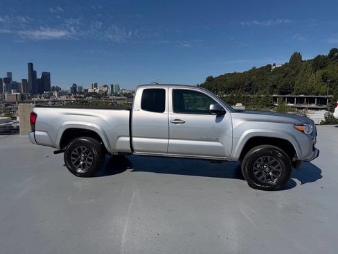 Used 2021 Toyota Tacoma SR5 AWD/4WD image 2
