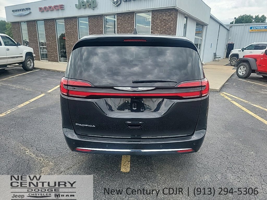 Used 2023 Chrysler Pacifica Touring-L FWD image 4