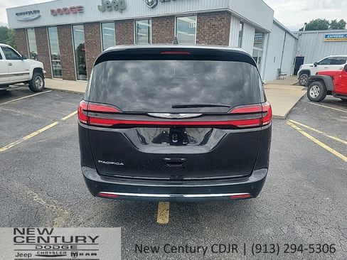 Used 2023 Chrysler Pacifica Touring-L FWD image 4