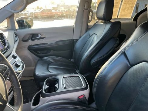 Used 2022 Chrysler Pacifica Touring-L FWD image 10