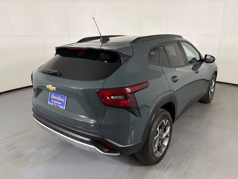 Used 2025 Chevrolet Trax LT FWD image 8