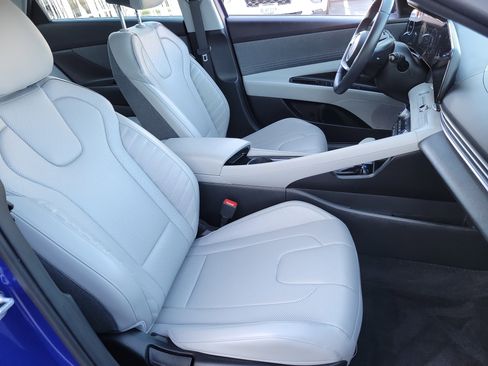 Certified 2025 Hyundai Elantra Limited image 18