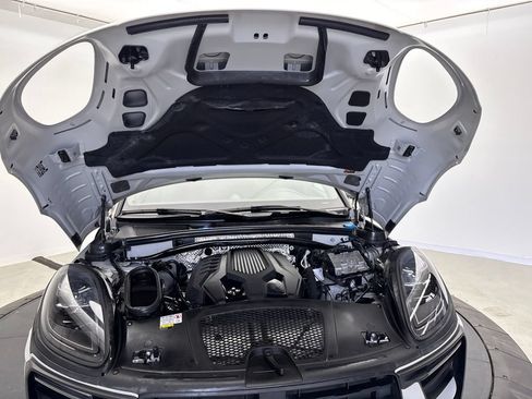 Certified 2023 Porsche Macan AWD/4WD image 13