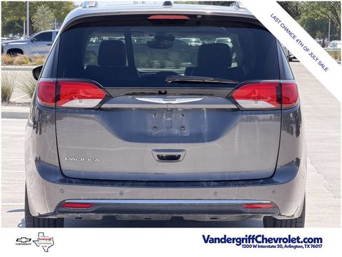 Used 2017 Chrysler Pacifica Limited FWD image 5