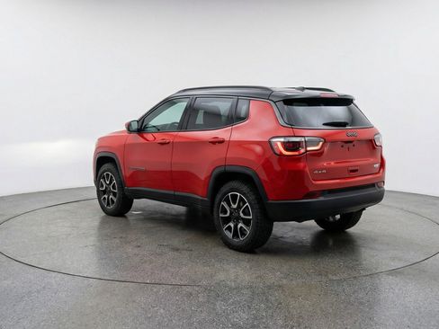 Used 2025 Jeep Compass Trailhawk image 5