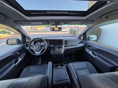 Used 2017 Toyota Sienna SE FWD image 20