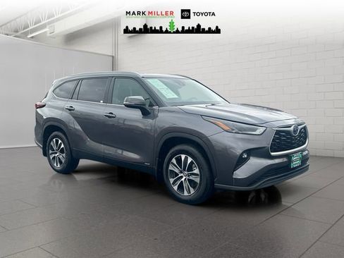 Certified 2024 Toyota Highlander XLE image 7