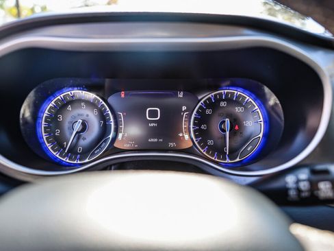 Used 2024 Chrysler Pacifica Touring-L FWD image 15