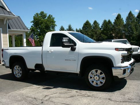 Used 2024 Chevrolet Silverado 2500 LT w/ Convenience Package AWD/4WD image 2