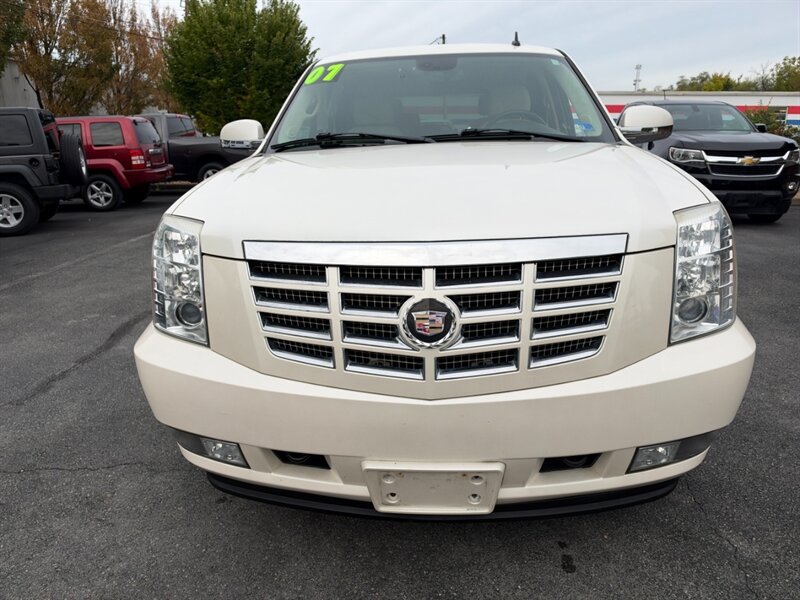 Used 2007 Cadillac Escalade AWD w/ Information Package image 8