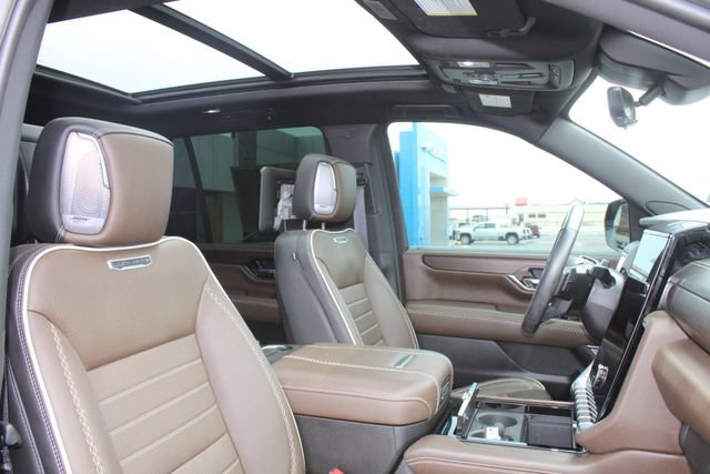 Used 2025 GMC Yukon Denali Ultimate w/ LPO, Floor Liner Package AWD/4WD image 17