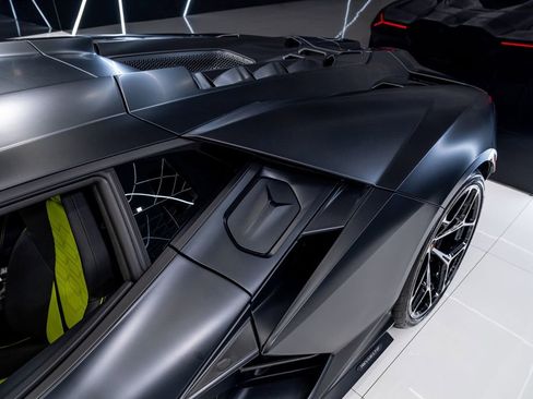 Used 2024 Lamborghini Revuelto image 28