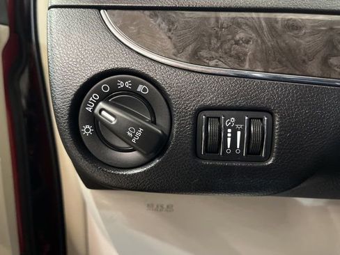 Used 2014 Chrysler Town & Country Limited w/ Luxury Group image 17