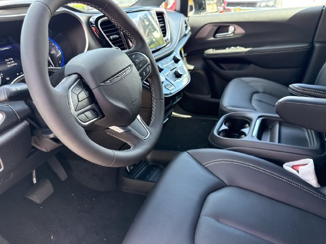New 2027 Chrysler Pacifica Select w/ Family Tech Group AWD/4WD image 20