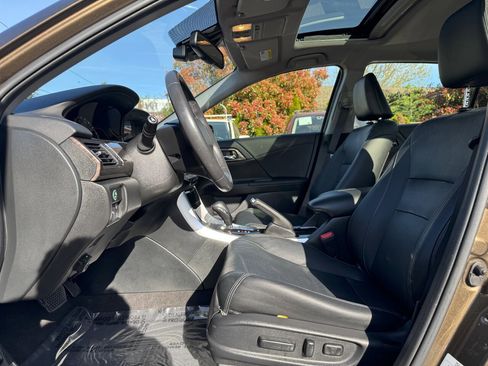 Used 2017 Honda Accord Touring image 11