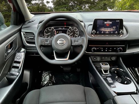 Used 2024 Nissan Rogue S image 8