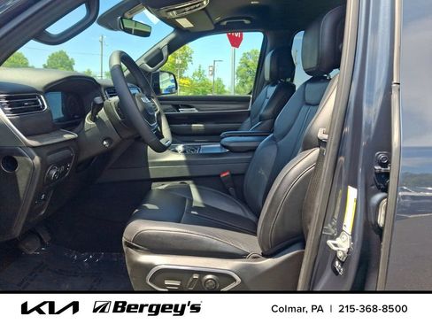 Used 2024 Jeep Wagoneer L Series II w/ Flexible Seating Group AWD/4WD image 17