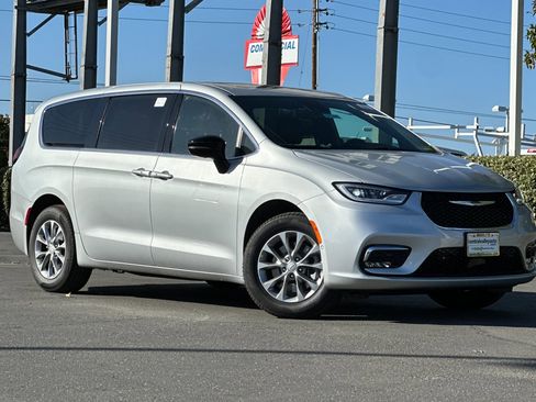 New 2026 Chrysler Pacifica Limited w/ Uconnect Theater Family Group image 2