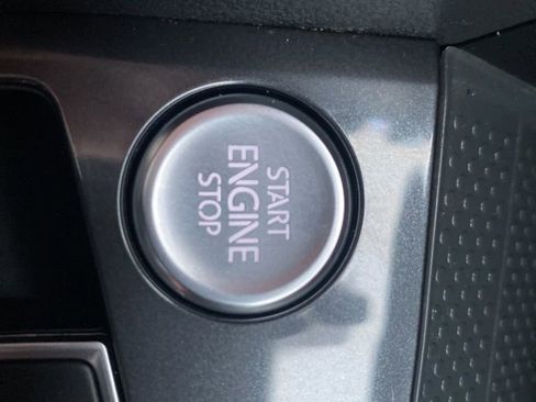 Used 2020 Volkswagen Tiguan SE w/ Panoramic Sunroof Package image 28