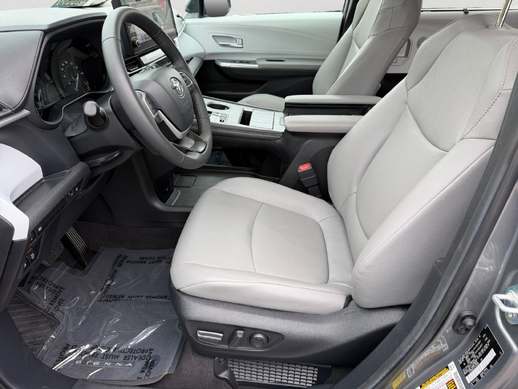 Used 2026 Toyota Sienna XLE FWD image 24